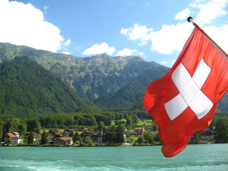 Bandiera e paesaggio svizzero