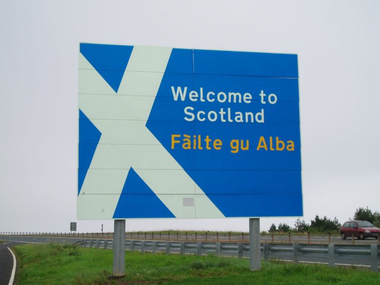 Cartello stradale "Welcome to Scotland"
