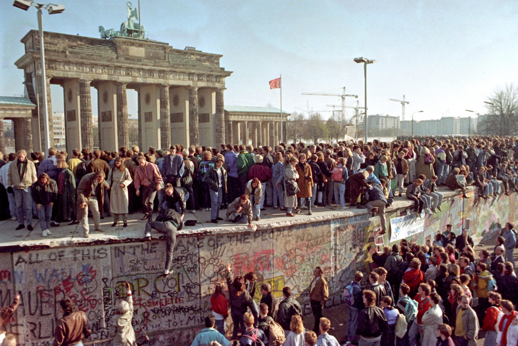 Объединение гдр и фрг. 9 Ноября 1989 Берлинская стена. Крушение Берлинской стены 1989. Германия Берлинская стена 1989. Падение Берлинской стены 1989 г.